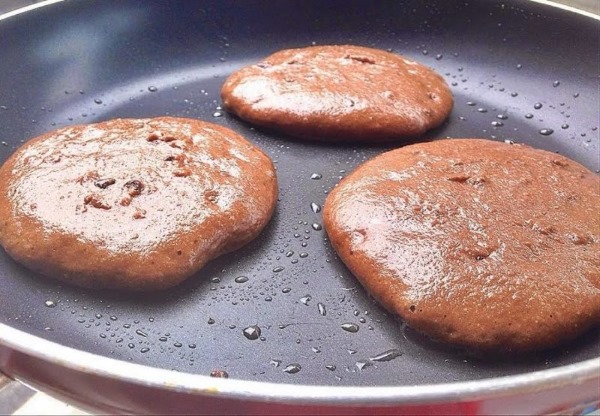 Оладьи из прокисшего молока. Как приготовить пышные, тонкие и вкусные. Фото