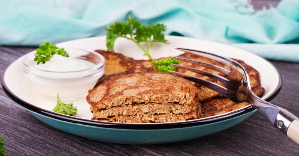 Печеночные оладьи. Рецепт из куриной печени с луком, морковью, рисом, пошагово с фото