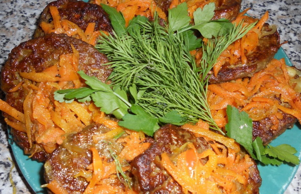 Печеночные оладьи. Рецепт из куриной печени с луком, морковью, рисом, пошагово с фото