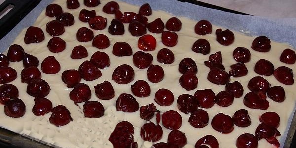 Пирог с вишней в духовке. Рецепты из дрожжевого, песочного, слоеного, сдобного теста