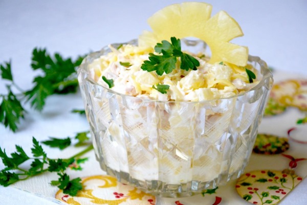 Салаты с грудкой курицы. Рецепты слоями с яйцами, ананасами, огурцами с фото, видео