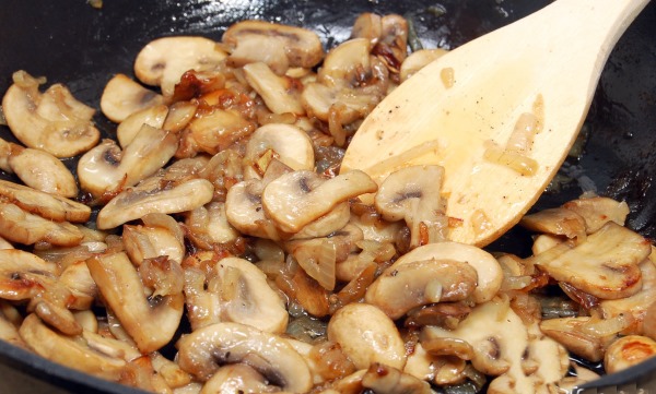 Салаты с грудкой курицы. Рецепты слоями с яйцами, ананасами, огурцами с фото, видео