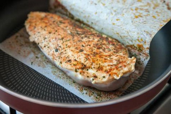 Салаты с грудкой курицы. Рецепты слоями с яйцами, ананасами, огурцами с фото, видео