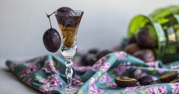 Сливянка с водкой, дрожжами, косточками, на спирту. Рецепты, как приготовить в домашних условиях