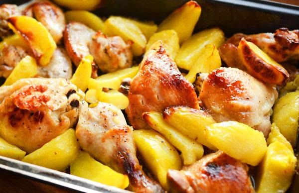 Запеченная курица с картошкой в духовке целиком, в рукаве, фольге с грибами, яблоками