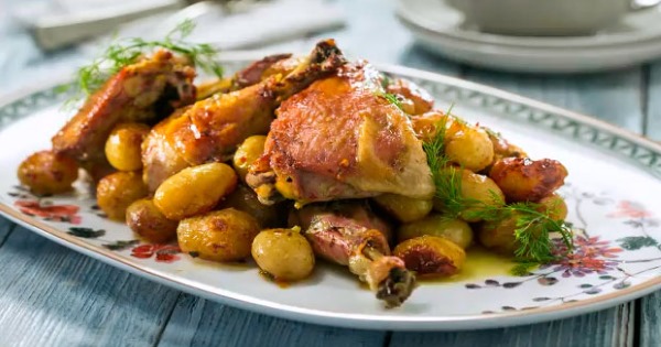 Запеченная курица с картошкой в духовке целиком, в рукаве, фольге с грибами, яблоками