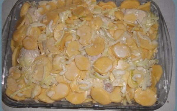 Запеченная курица с картошкой в духовке целиком, в рукаве, фольге с грибами, яблоками