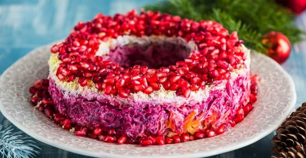 Гранатовый браслет. Рецепт салата классический с курицей, говядиной, мясом, черносливом, без свеклы