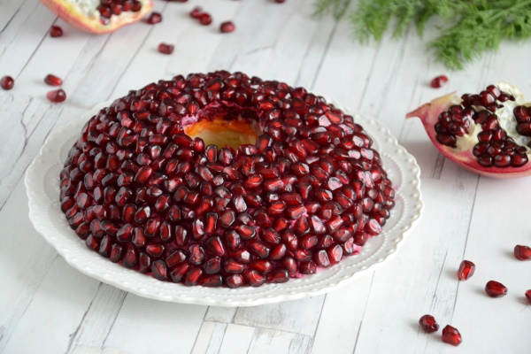 Гранатовый браслет. Рецепт салата классический с курицей, говядиной, мясом, черносливом, без свеклы