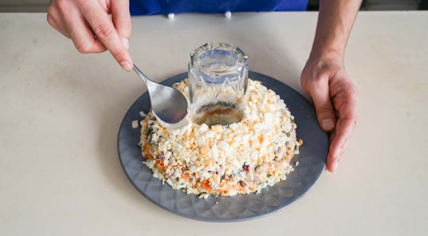 Гранатовый браслет. Рецепт салата классический с курицей, говядиной, мясом, черносливом, без свеклы
