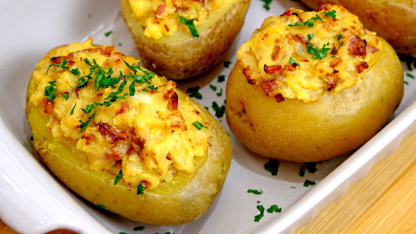 Картофель фаршированный в духовке, кастрюле, мультиварке грибами, мясом, ветчиной, сыром пошагово