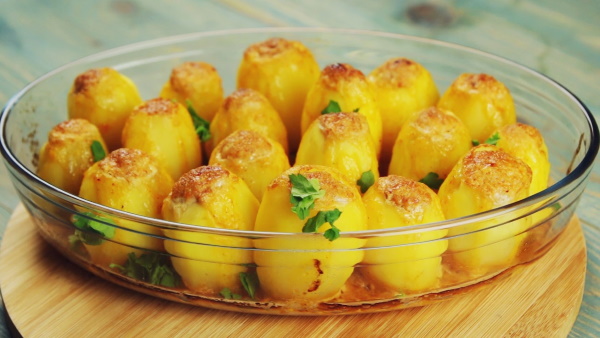 Картофель фаршированный в духовке, кастрюле, мультиварке грибами, мясом, ветчиной, сыром пошагово