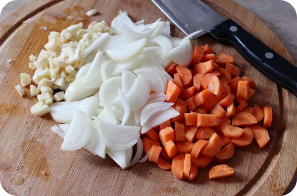 Картошка с тушенкой в кастрюле. Рецепты пошагово с грибами, овощами, томатной пастой