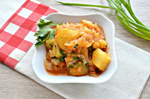 Картошка с тушенкой в кастрюле. Рецепты пошагово с грибами, овощами, томатной пастой