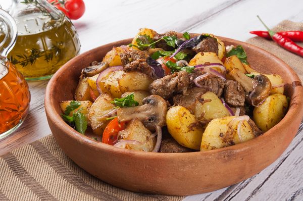 Картошка с тушенкой в кастрюле. Рецепты пошагово с грибами, овощами, томатной пастой
