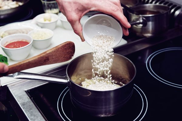 Картошка с тушенкой в кастрюле. Рецепты пошагово с грибами, овощами, томатной пастой