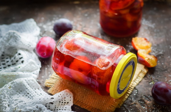 Компот слива и апельсин. kompot iz slivy na zimu retsept 3. Компот слива и апельсин фото. Компот слива и апельсин-kompot iz slivy na zimu retsept 3. картинка Компот слива и апельсин. картинка kompot iz slivy na zimu retsept 3. Компот из сливы на зиму – простой рецепт домашней заготовки, которая станет достойной заменой покупных напитков сомнительного качества. Уделив немного времени в сезон созревания свежих фруктов, можно будет в течение всего года пользоваться плодами своего труда.