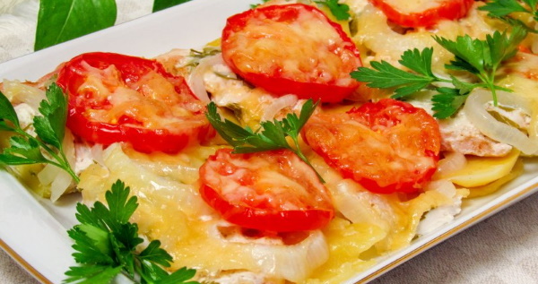 Курица по-французски с картошкой в духовке. Рецепт с помидорами и без