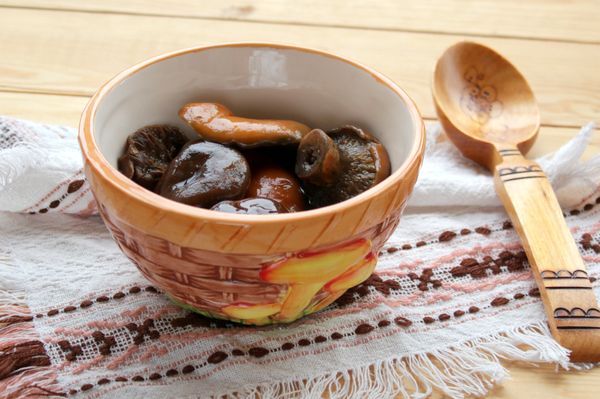 Маринованные рыжики рецепты пошагово. marinovannye ryzhiki retsept 3. Маринованные рыжики рецепты пошагово фото. Маринованные рыжики рецепты пошагово-marinovannye ryzhiki retsept 3. картинка Маринованные рыжики рецепты пошагово. картинка marinovannye ryzhiki retsept 3. Постарайтесь сразу переработать собранный урожай, от этого во многом зависит успех закуски. Рыжики не потеряют присущий им аромат и вкус, получатся приятно хрустящими.