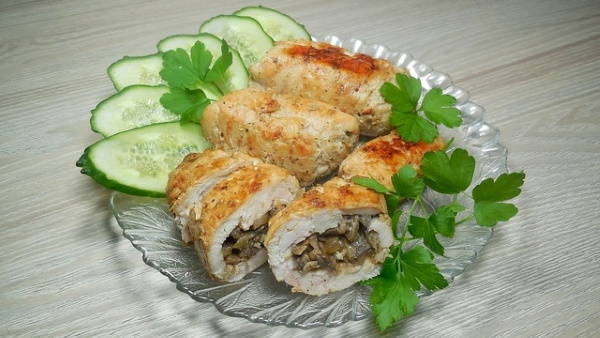 Начинка для куриных рулетиков в духовке из грудки, окорочков, бедер пошагово