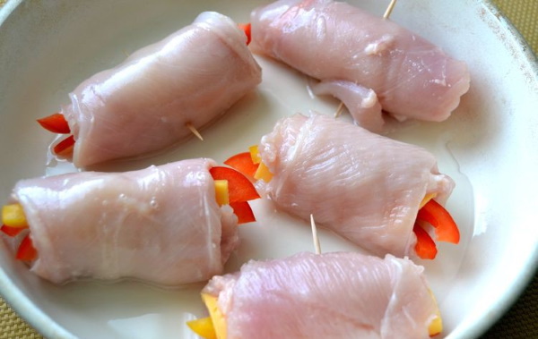 Начинка для куриных рулетиков в духовке из грудки, окорочков, бедер пошагово