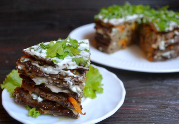 Печеночный торт из куриной печени. Рецепты с грибами, луком, морковью, пошагово с фото
