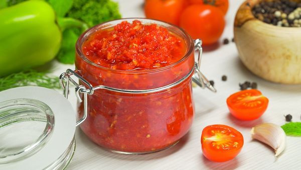 Помидоры с чесноком через мясорубку без варки на зиму. Рецепт классический аджика