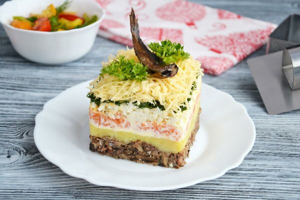 Рыбный салат. Рецепты, как приготовить из консервов горбуши, сайры, скумбрии