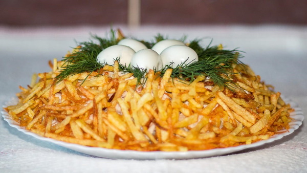 Салаты из жареных шампиньонов. Рецепты с луком, яйцами, сыром, помидорами, ветчиной, курицей, фасолью