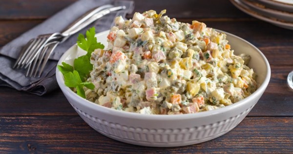Салаты с ветчиной. Рецепты с сыром, грибами, кукурузой, перцем, огурцом