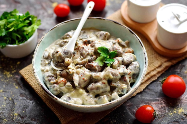 Сердечки куриные тушеные в сметане. Рецепты пошагово
