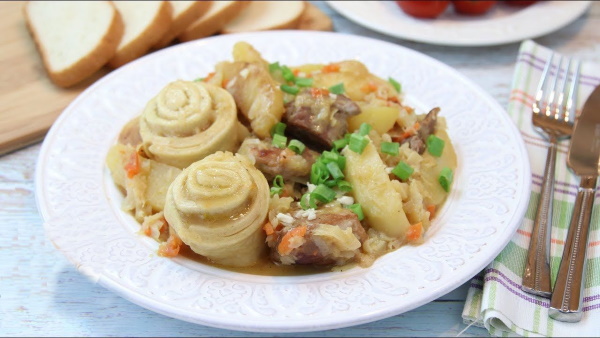 немецкое блюдо штрудли с мясом и картошкой. shtrudli s myasom i kartofelem 6. немецкое блюдо штрудли с мясом и картошкой фото. немецкое блюдо штрудли с мясом и картошкой-shtrudli s myasom i kartofelem 6. картинка немецкое блюдо штрудли с мясом и картошкой. картинка shtrudli s myasom i kartofelem 6. Оригинальные, пышные, необычные, из простых продуктов! Штрудли с мясом и картофелем по-немецки — это булочки-завитушки, приготовленные на пару вместе с тушеным мясом и картошкой. Получается сразу и блюдо, и хлеб. Пикантности добавляет вкусу квашеная капуста, а штрудли делают его сытным и домашним.