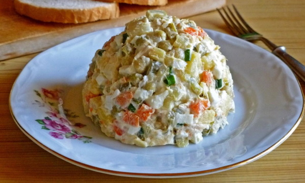 столичный салат рецепт классический с колбасой и солеными огурцами. stolichnyy salat retsept klassicheskiy 1. столичный салат рецепт классический с колбасой и солеными огурцами фото. столичный салат рецепт классический с колбасой и солеными огурцами-stolichnyy salat retsept klassicheskiy 1. картинка столичный салат рецепт классический с колбасой и солеными огурцами. картинка stolichnyy salat retsept klassicheskiy 1. Блюдо очень похоже на всем известный салат «Оливье».