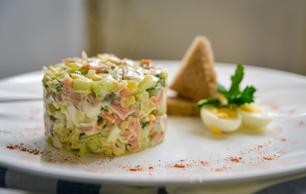 столичный салат рецепт классический с колбасой и солеными огурцами. stolichnyy salat retsept klassicheskiy 11. столичный салат рецепт классический с колбасой и солеными огурцами фото. столичный салат рецепт классический с колбасой и солеными огурцами-stolichnyy salat retsept klassicheskiy 11. картинка столичный салат рецепт классический с колбасой и солеными огурцами. картинка stolichnyy salat retsept klassicheskiy 11. Блюдо очень похоже на всем известный салат «Оливье».