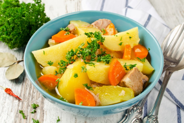Картошка с мясом тушеная в кастрюле. Рецепт, как приготовить пошагово с фото