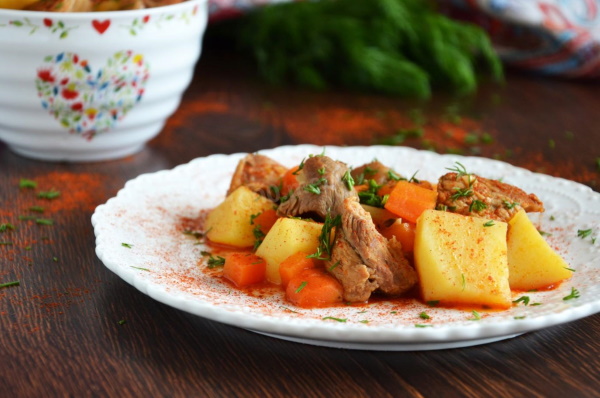 Картошка с мясом тушеная в кастрюле. Рецепт, как приготовить пошагово с фото