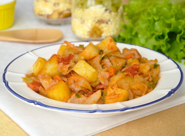 Картошка с мясом тушеная в кастрюле. Рецепт, как приготовить пошагово с фото