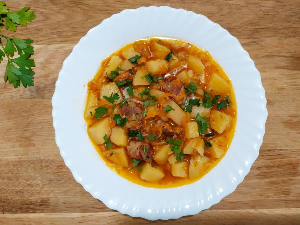 Картошка с мясом тушеная в кастрюле. Рецепт, как приготовить пошагово с фото