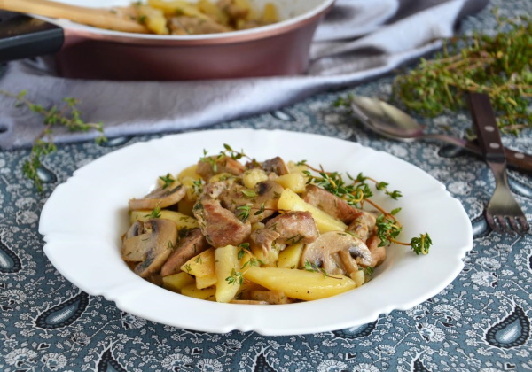Картошка с мясом тушеная в кастрюле. Рецепт, как приготовить пошагово с фото