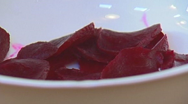 Cвекла с майонезом и чесноком. Рецепт салата с сыром, черносливом, яйцом, грецким орехом, морковью, курицей, огурцом на зиму