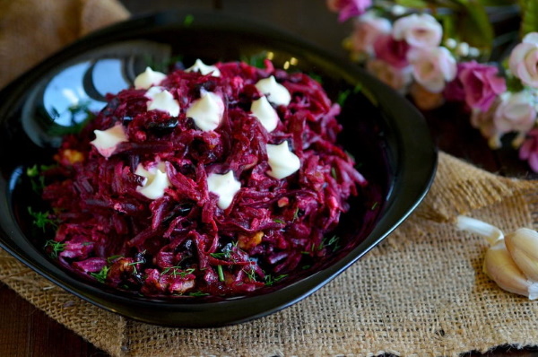 Cвекла с майонезом и чесноком. Рецепт салата с сыром, черносливом, яйцом, грецким орехом, морковью, курицей, огурцом на зиму
