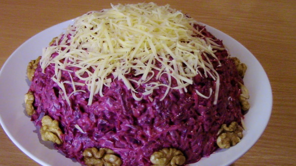 Cвекла с майонезом и чесноком. Рецепт салата с сыром, черносливом, яйцом, грецким орехом, морковью, курицей, огурцом на зиму