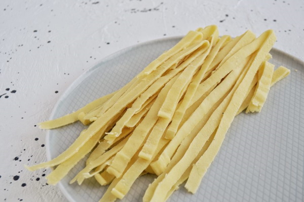 Домашняя лапша на яйцах. Рецепт для супа, лагмана с курицей, молоком, водой и без, маслом, манкой, мясом
