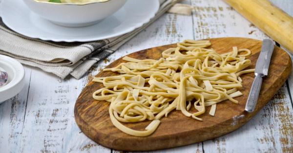 Домашняя лапша на яйцах. Рецепт для супа, лагмана с курицей, молоком, водой и без, маслом, манкой, мясом