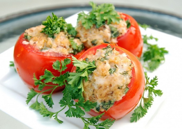 Фаршированные помидоры в духовке с мясным фаршем, сыром, чесноком, грибами, рисом, шпротами. Рецепты
