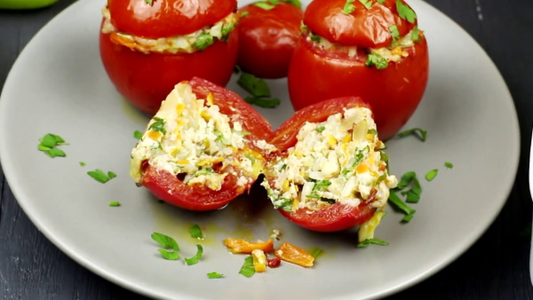 Фаршированные помидоры в духовке с мясным фаршем, сыром, чесноком, грибами, рисом, шпротами. Рецепты