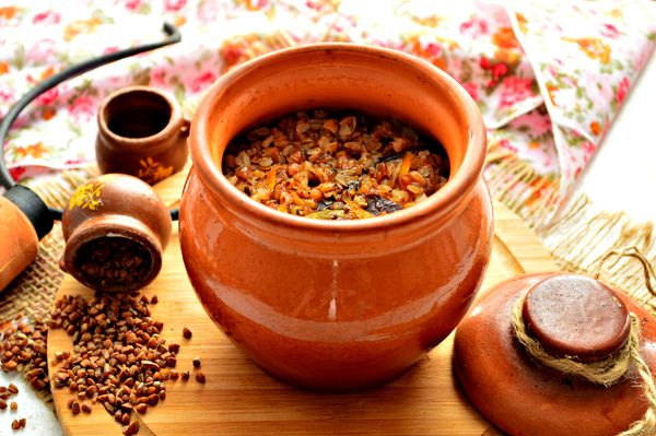 Гречка с мясом в горшочках в духовке, микроволновке. Рецепты со сметаной, сыром, грибами, сливками
