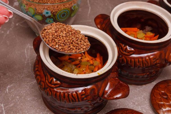 Гречка с мясом в горшочках в духовке, микроволновке. Рецепты со сметаной, сыром, грибами, сливками