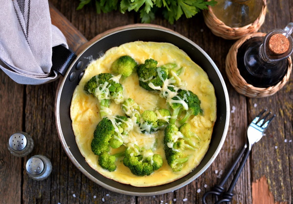 Как запечь брокколи в духовке с яйцом, сыром, курицей, сливками, молоком. Рецепты пошагово