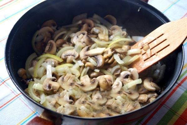 Картошка в сметане в духовке. Рецепт с курицей, грибами, мясом, сыром, сметаной в горшочке, рукаве, фольге, пакете